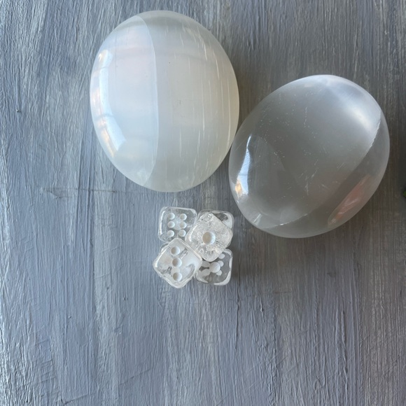 Crystal Quartz dice pair - Picture 3 of 8